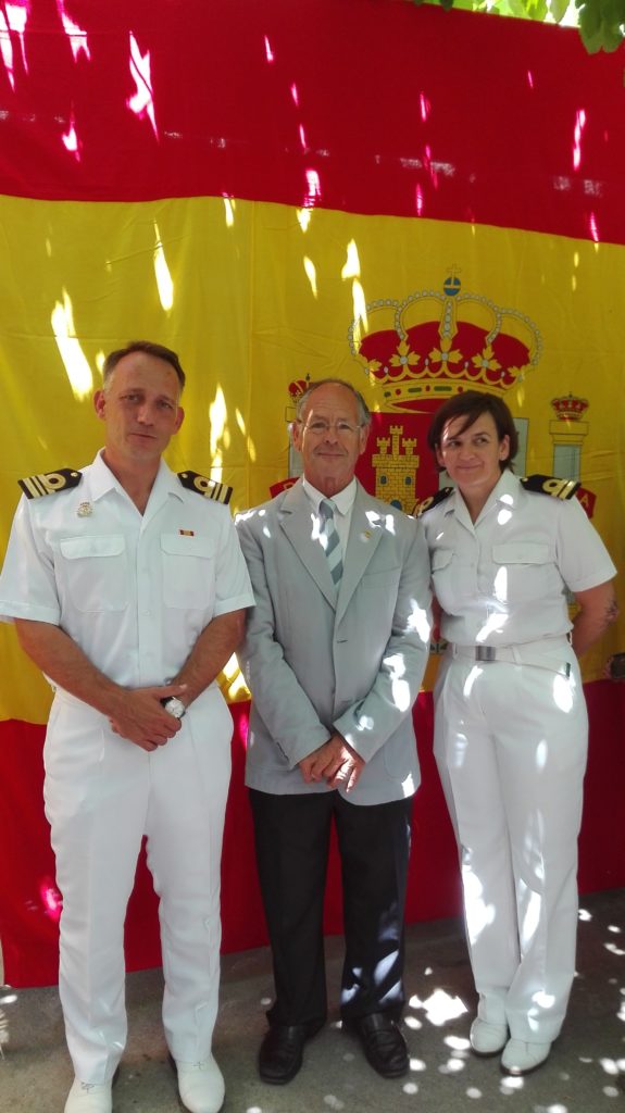 Comandante CC.D. Enrique García y Segunda TN Dñº Anita Sanchez con directivo D. Jorge Fernandez